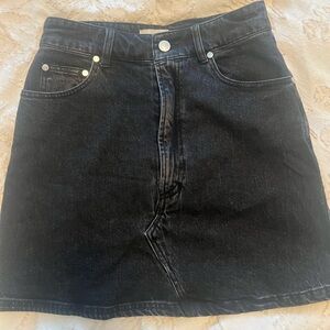 Black denim miniskirt by Pilcro